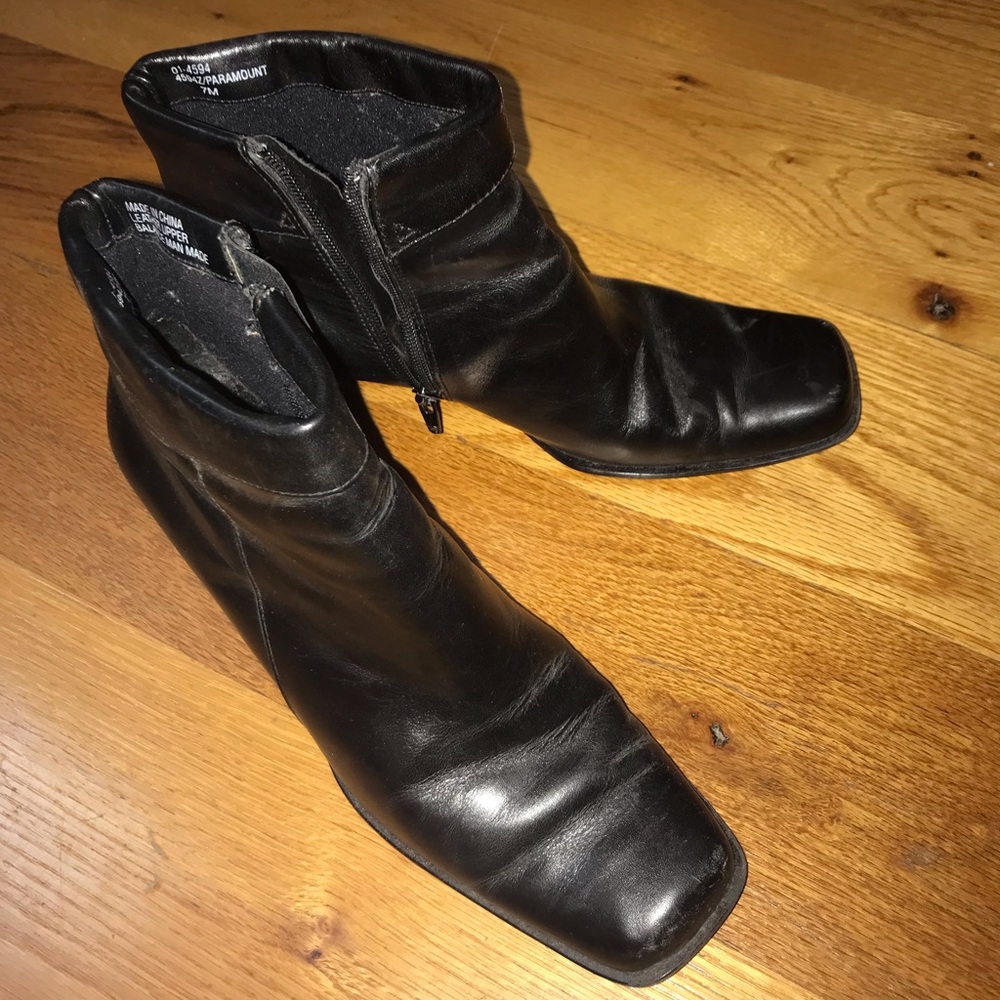White Mountain Black Heeled Boots